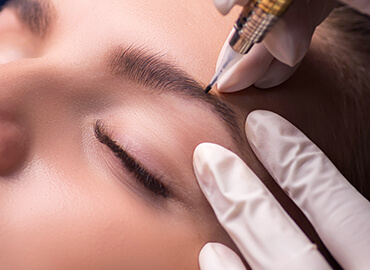 Camouflage elfedő technika, régi tetoválások javítása, elszíneződött tetoválások, kifakult tetoválások, erőteljes szemöldöktetoválások semlegesítése, sminktetoválás, Szigethalom, 3D Szempilla Stúdió