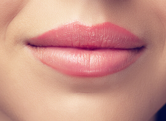 Fél ajaksatír tetoválás, fokozatosan halványodó tetoválás, teltebb ajkak, természetes hatás, ajaktetoválás, sminktetoválás, Szigethalom, 3D Szempilla Stúdió