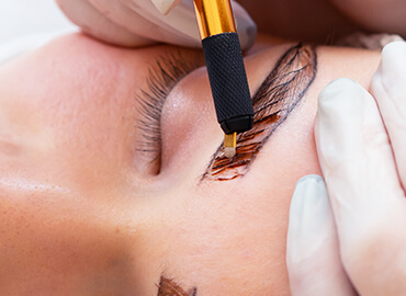 Szálas szemöldöktetoválás, vékony szálak, szemöldök, dúsabb szemöldök, ritka szemöldök pótlása, hiányos szemöldök javítása, sminktetoválás, Szigethalom, 3D Szempilla Stúdió